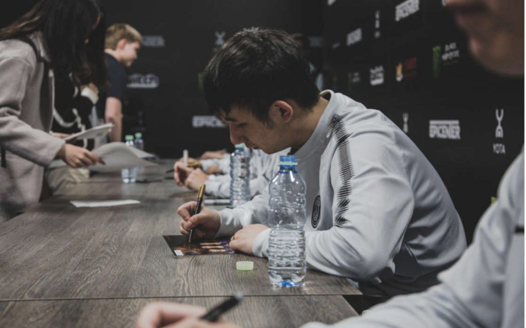 PSG Esports member signing autographs.