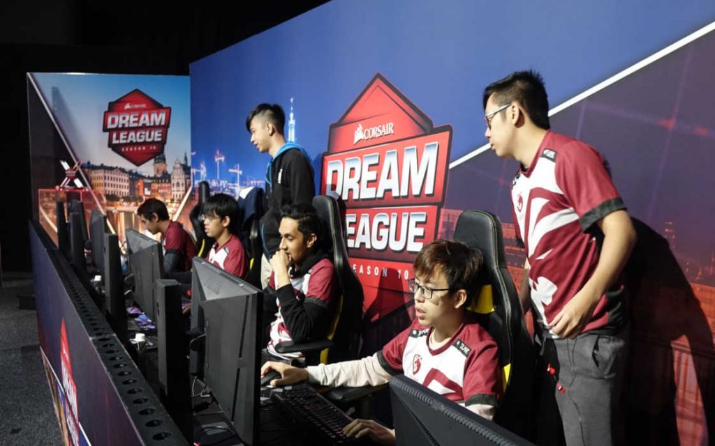 Tigers' Dota 2 team the day before the finals of the DreamLeague 10.